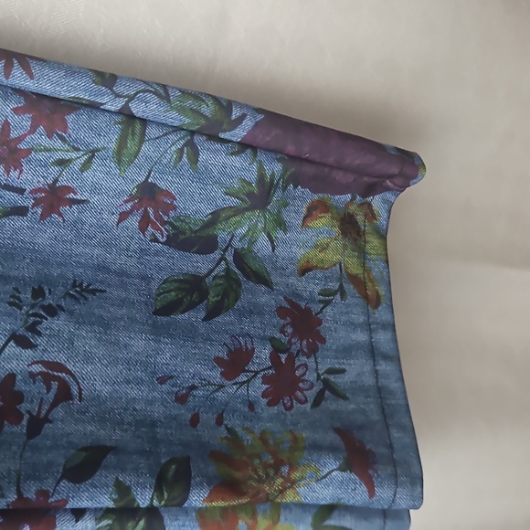 Floral Patterned Pants - Picture 3 of 6